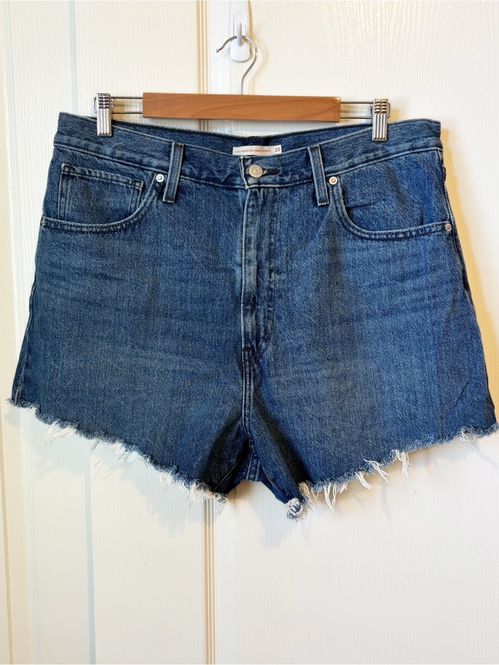 Levi's Women’s High Waisted Mom Denim Shorts Medium Wash Frayed Hem Size 33